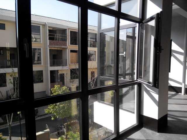 斷橋鋁封陽(yáng)臺(tái)廠(chǎng)家沒(méi)選好，終于知道為啥漏水了